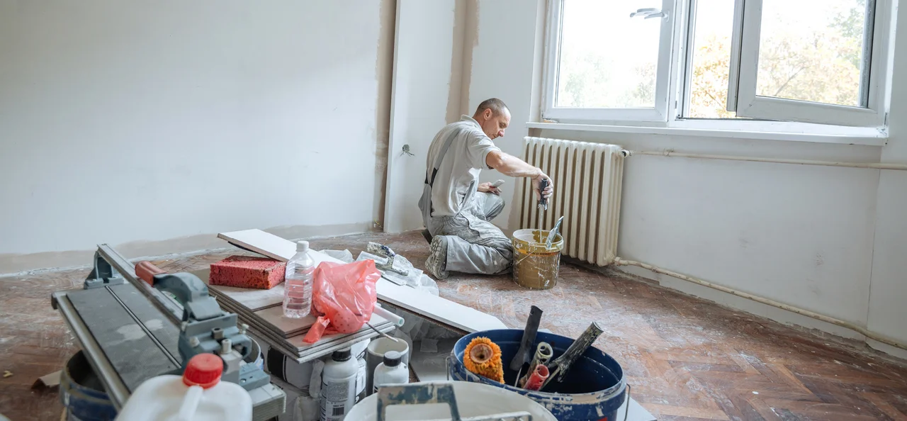 Farbe Zubehör - DIY zu Hause - Bild seiner Wohnung Mann - Stock-Fotografie