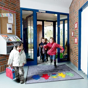 Sauberlaufmatten mit Firmeneindruck - emco_bau_image_kindergarten_ref1__41490 Bodenbelag Sauberlauf Fußmatte